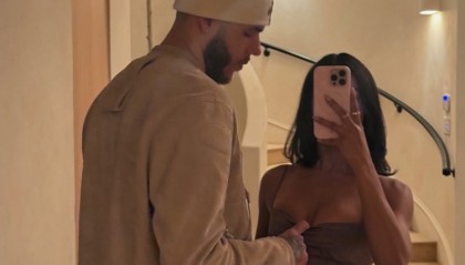 永利网址-往哪瞄呢👀朗佐-鲍尔晒与女友合照 拉开衣服光明正大饱眼福