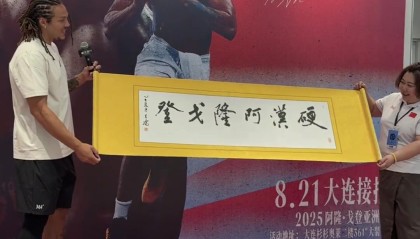 永利-戈登亚洲之旅：铁汉柔情的双向互动 与球迷共筑深情纽带