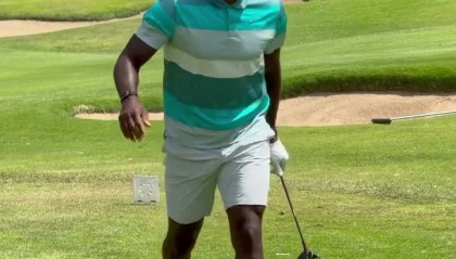 乐福更新度假动态：詹姆斯打高尔夫 挥杆后兴奋大喊🏌🏾